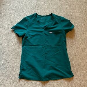Figs Catarina One Pocket Scrub Top in Hunter green size XS